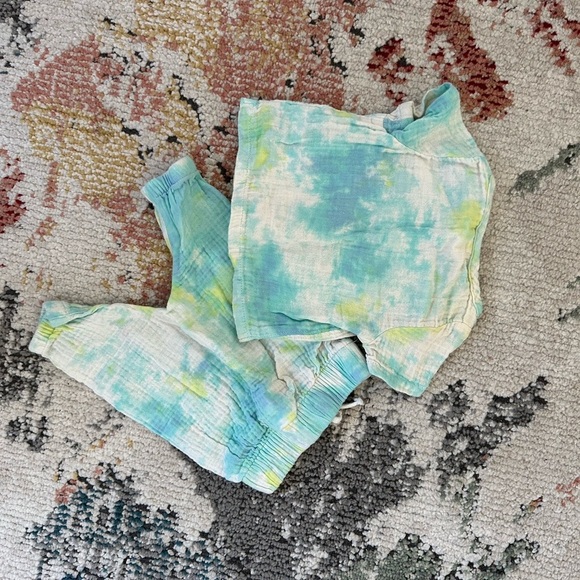 Muslin Tie Dye Baby Outfit Set 0-3 Months Baby Boy Cat & Jack excellent like new - Picture 13 of 14